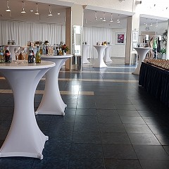 Foyer bei einer Tagung mit eingedeckten Pausenerfrischungen