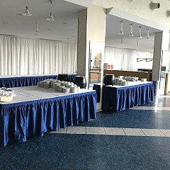Pausen- oder Cateringbuffet im Foyer während einer Veranstaltung