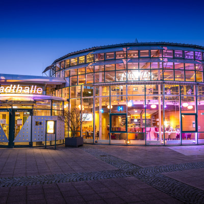 Haupteingang und Restaurant Rondeau am Abend beleuchtet