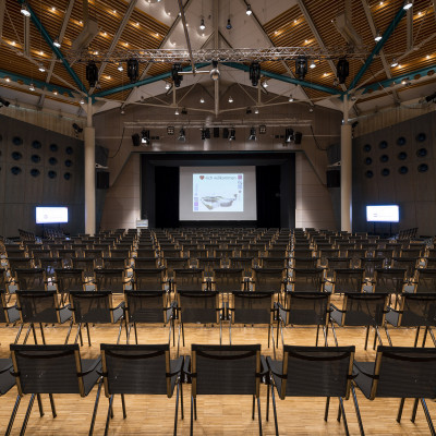 Grosser Saal in Reihenbestuhlung verdunkelt
