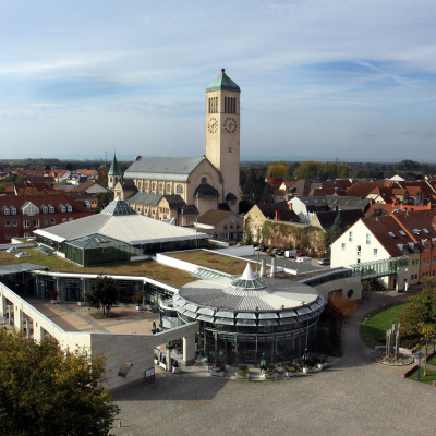 Stadthalle gesamt von oben in Farbe