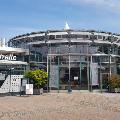 Haupteingang Stadthalle und Restaurant Rondeau bei Tag