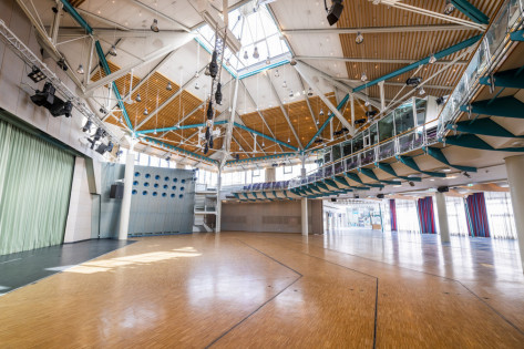 Großer Saal in Kombination mit dem Kleinen Saal und Foyer. Unbestuhlt