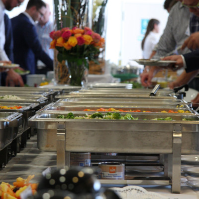 Mittagsbuffet bei einer Firmenveranstaltung